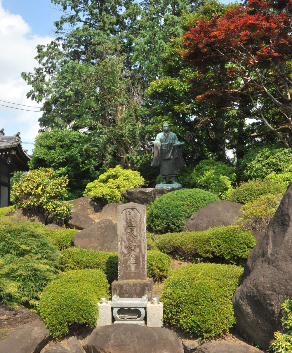 <div>七百年の歴史が紡ぐ、<br>心安らぐ祈りの場</div>