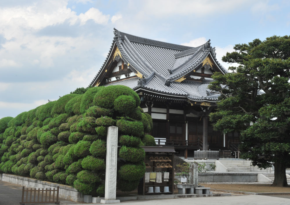 <div>七百年の歴史が紡ぐ、<br>心安らぐ祈りの場</div>