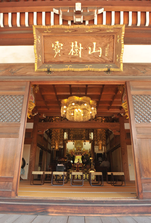 <div>七百年の歴史が紡ぐ、<br>心安らぐ祈りの場</div>